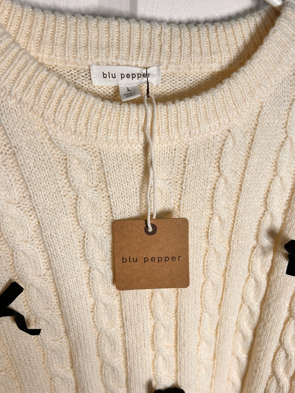 Blu Pepper Women’s Large Cream Cable-Knit Sweater with Black Bow Accents NWT - Picture 3 of 5